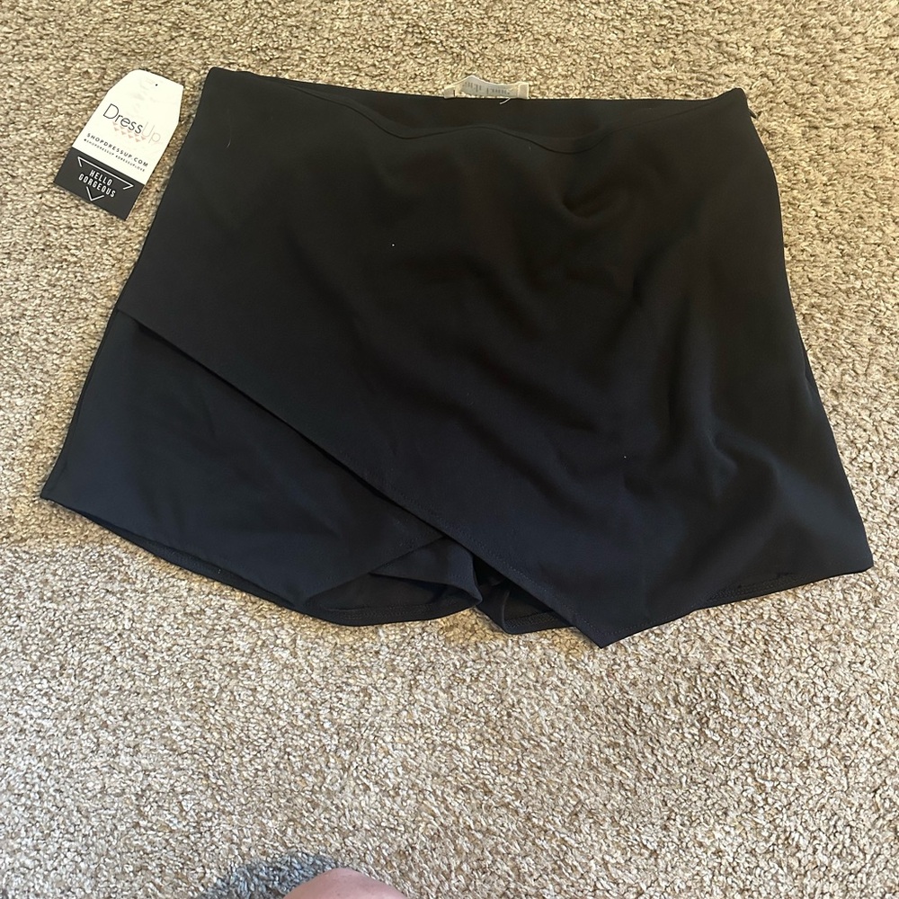 NWT! Black Skort
